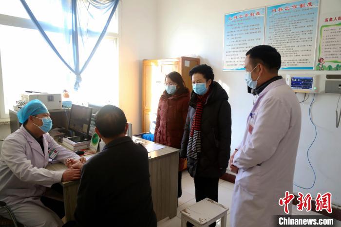 全國政協委員戴秀英：村醫(yī)越來越少，出路在哪？