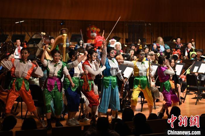 “音樂(lè)奇妙夜”西安上演歌者、樂(lè)手化身“卡通人”