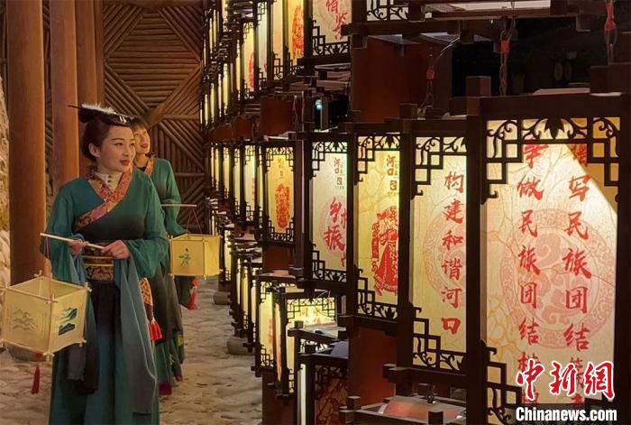 圖為游客身著古裝逛燈會?！堈裣?攝