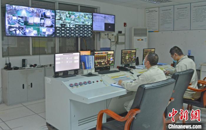 工人在中控室觀察各個生產(chǎn)車間運行情況?！×趾霔v 攝