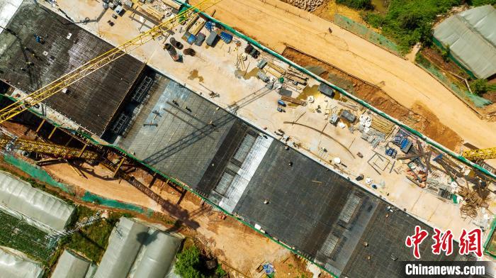 俯瞰正在建設(shè)的天府站多線橋鋼筋鋪架現(xiàn)場(chǎng)?！⒅铱?攝