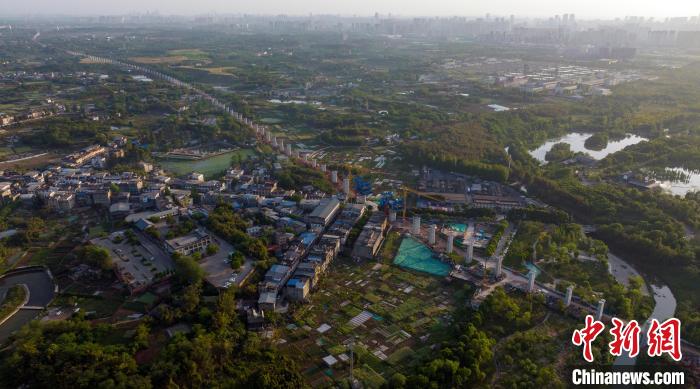 航拍正在建設(shè)中的成都至自貢高速鐵路成都段?！⒅铱?攝