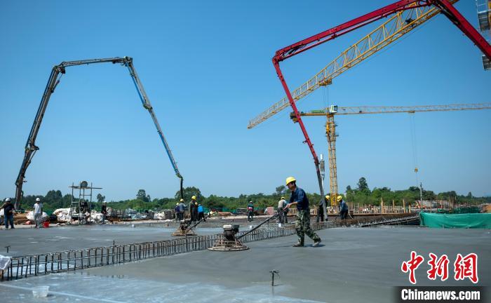 天府站多線橋施工澆筑現(xiàn)場(chǎng)。　劉忠俊 攝