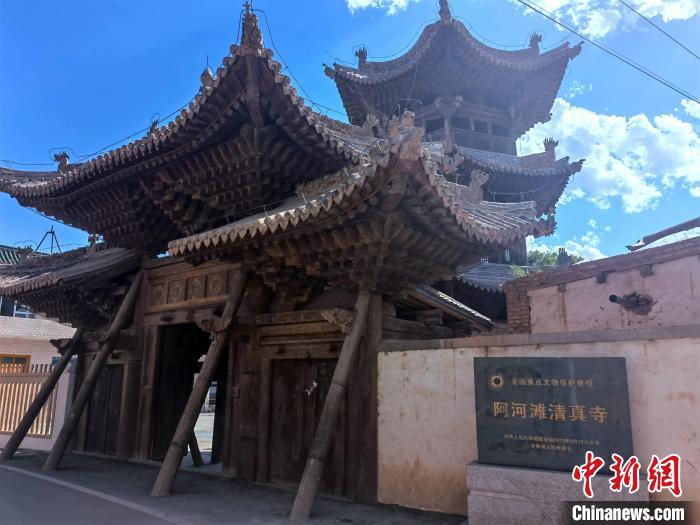 圖為集漢、藏、伊斯蘭風(fēng)格于一體的700年歷史的全國(guó)重點(diǎn)保護(hù)文物——阿河灘清真寺?！埡ｖ?攝