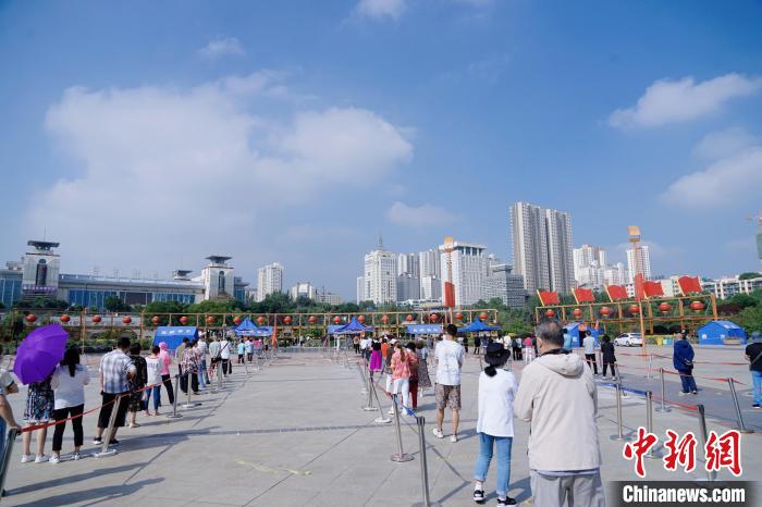 資料圖為居民有序排隊(duì)進(jìn)行核酸檢測(cè)。　馬銘言 攝