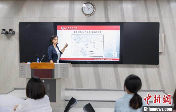 天津師范大學(xué)跨文化與世界文學(xué)研究院院長(zhǎng)、教授郝嵐正在為同學(xué)們上課。　王在御 攝