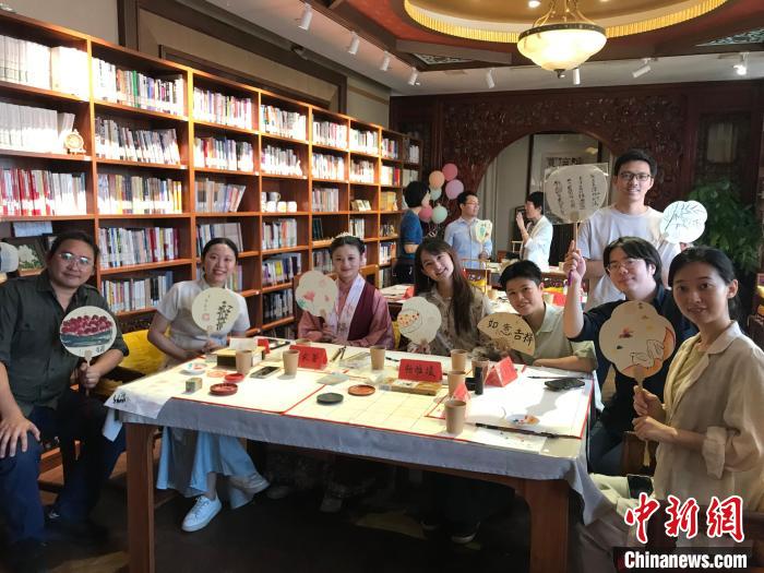 9月14日，“月動(dòng)臨秋扇”中華傳統(tǒng)文化沉浸式體驗(yàn)活動(dòng)在北京紀(jì)曉嵐故居舉辦。陳建新 攝 陳建新 攝