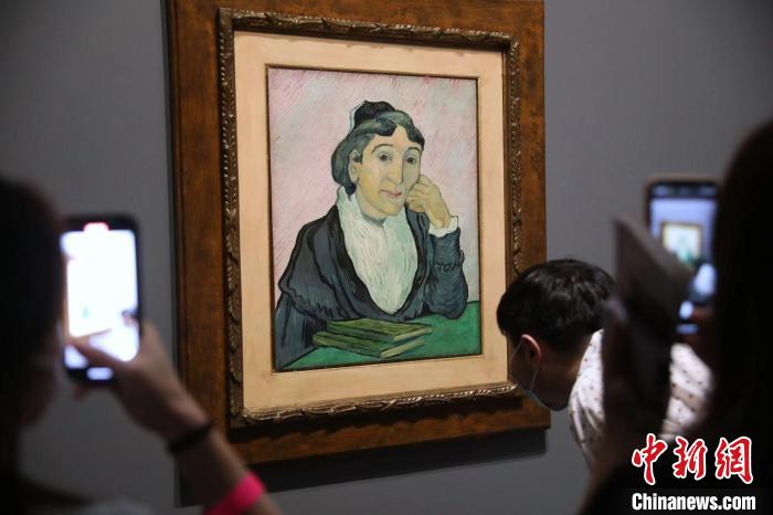 觀眾欣賞梵高畫作《阿爾勒婦女(吉努夫人肖像)》。　張亨偉 攝