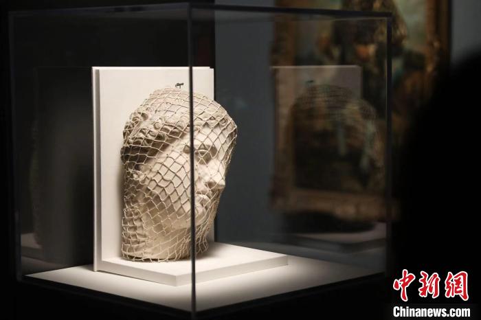 曼雷的裝置作品《維納斯》?！埡鄠?攝