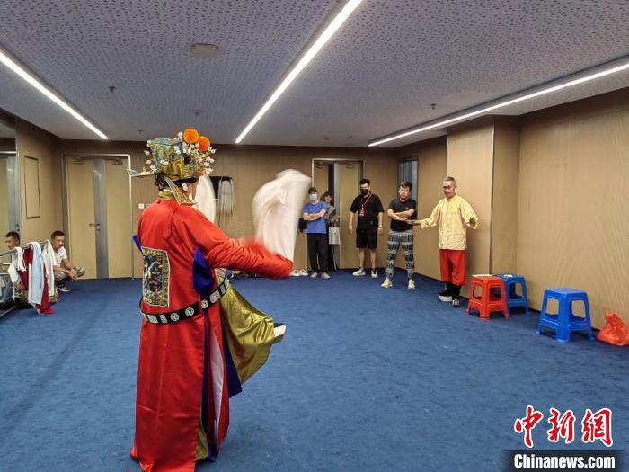 “天下第一團(tuán)”正在進(jìn)行練習(xí)。　昆山市文體廣電和旅游局供圖