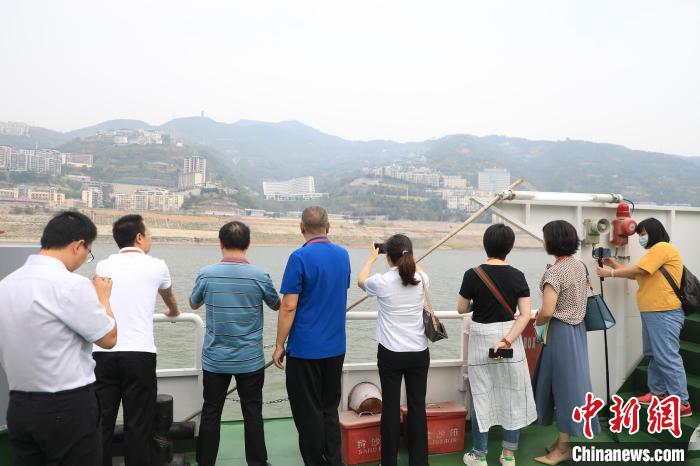 重慶市政協(xié)“同心聚力巴渝行”主題采訪團(tuán)15日走進(jìn)奉節(jié)，了解當(dāng)?shù)卣f(xié)委員護(hù)江成效?！×簹J卿 攝