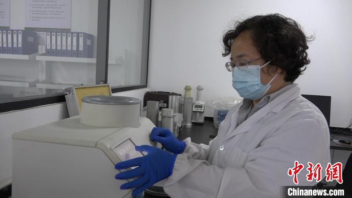 檢驗(yàn)員對(duì)樣品進(jìn)行檢測(cè)。　王惠琳 攝