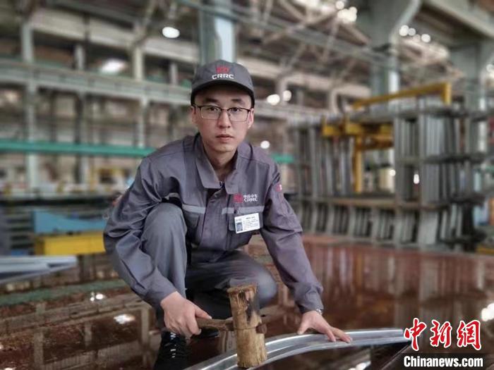 王漢卿在調(diào)修側(cè)墻彎梁。　受訪者供圖