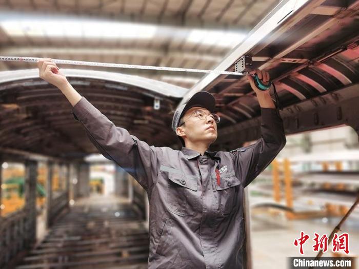 王漢卿在安裝車頂二次骨架吊。　受訪者供圖