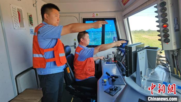 為確保首趟班列安全正點開行，東營鐵路運輸分處認真做好班列開行的各項準(zhǔn)備工作?！≈需F三局運輸工程分公司供圖