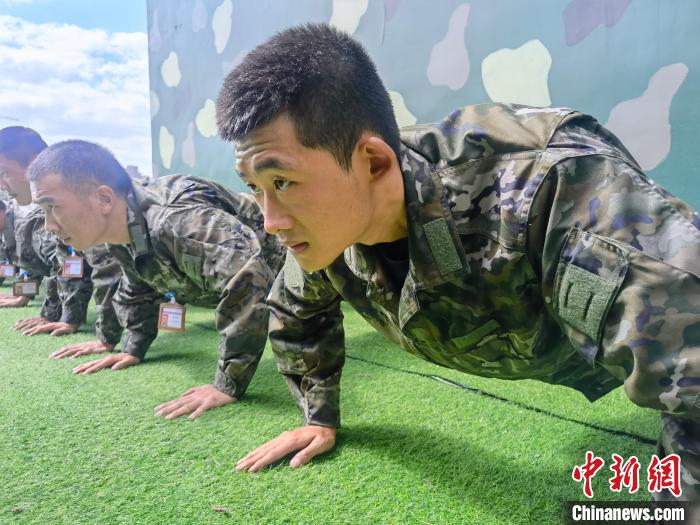 尤云龍正在和戰(zhàn)友進行體能訓練?！×志杆?攝