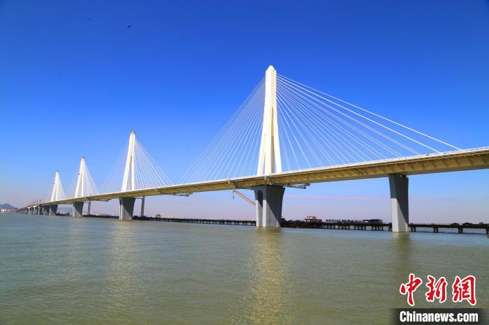 建設(shè)中的珠海金海特大橋。　孟慶虎 攝