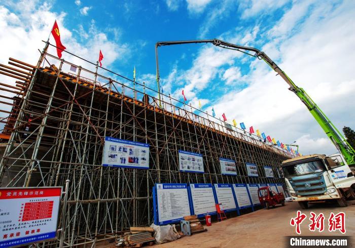 圖為渝昆高鐵云南段境內(nèi)首座大橋連續(xù)梁混凝土澆筑施工現(xiàn)場?！『螀矽i 攝