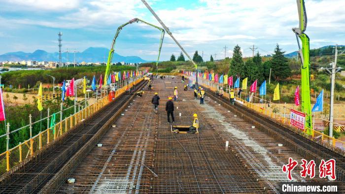 圖為渝昆高鐵云南段境內(nèi)首座大橋連續(xù)梁混凝土澆筑施工現(xiàn)場?！⑽馁F 攝