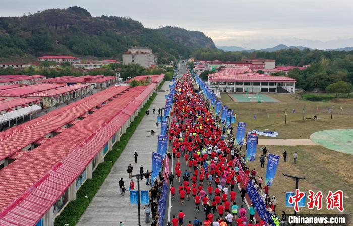 2022年龍虎山半程馬拉松鳴槍開跑?！⒅剧?攝