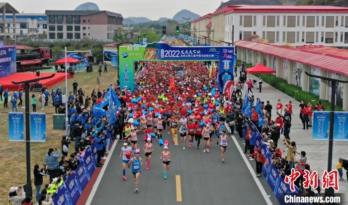 2022年龍虎山半程馬拉松鳴槍開跑?！⒅剧?攝