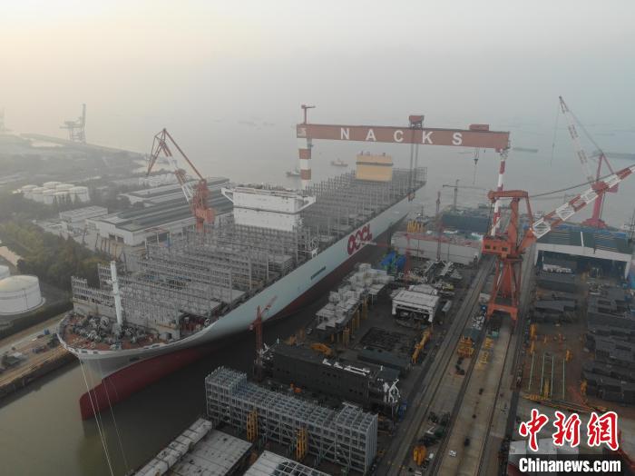 15日，全球綠色環(huán)保型集裝箱船“巨無霸”從江蘇出塢。　南通海事局供圖