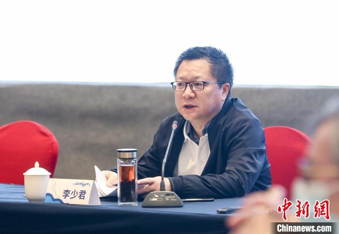 《詩(shī)刊》社主編李少君發(fā)言。　霞浦縣融媒體中心 供圖
