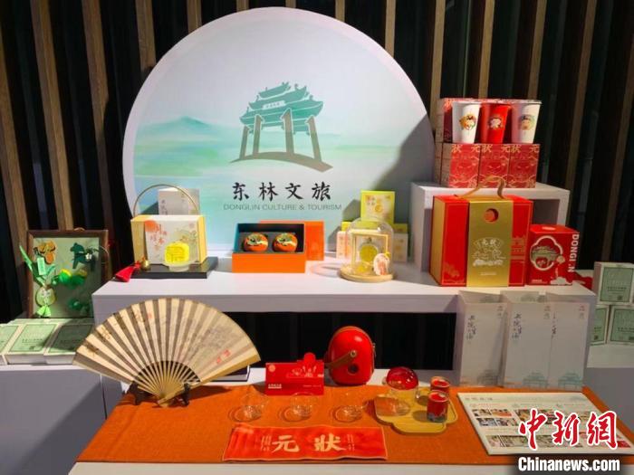發(fā)展論壇現(xiàn)場展出的無錫城市文創(chuàng)作品?！O權(quán) 攝