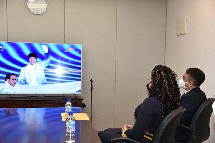 多米尼克友人與我外交官同看開幕式。中國(guó)駐多米尼克使館供圖