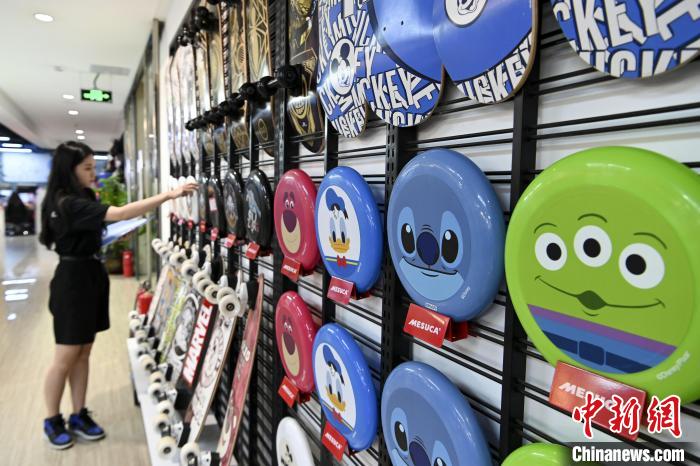 葉偉倫的體育用品公司推出了一系列IP授權(quán)款?！￡愺K旻　攝