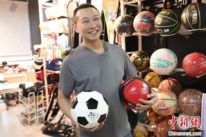 葉偉倫講述葉家在內(nèi)地的發(fā)展史，其中足球是他們家引以為傲的一個(gè)產(chǎn)品。　陳驥旻 攝