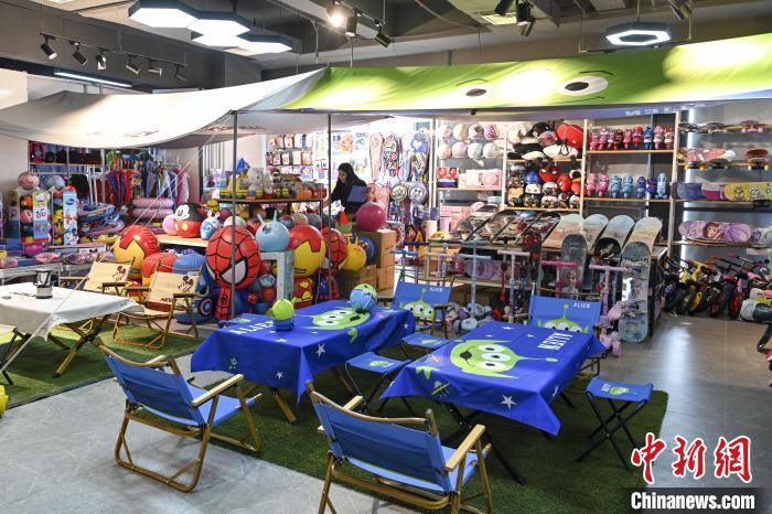 葉偉倫的體育用品公司推出了一系列產(chǎn)品。　陳驥旻 攝