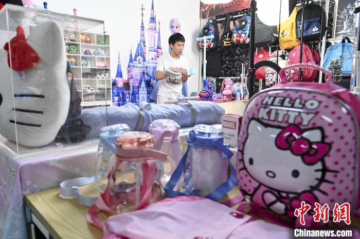 葉偉倫公司員工通過(guò)網(wǎng)絡(luò)直播方式銷售產(chǎn)品?！￡愺K旻 攝