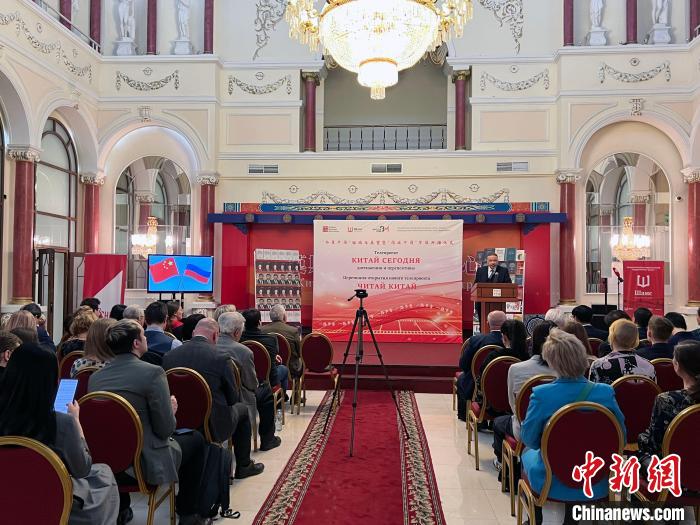 “今日中國”回顧與展望暨“閱讀中國”節(jié)目開播儀式活動現(xiàn)場?！√锉?攝