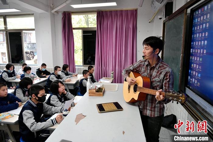 圖為3月16日，張家豪在福建福州延安中學教學。 <a target='_blank' href='/'><p  align=