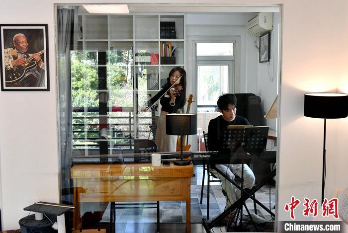 圖為3月10日，林佳臻(左)與張家豪在福建福州租的套房內排練。 <a target='_blank' href='/'><p  align=