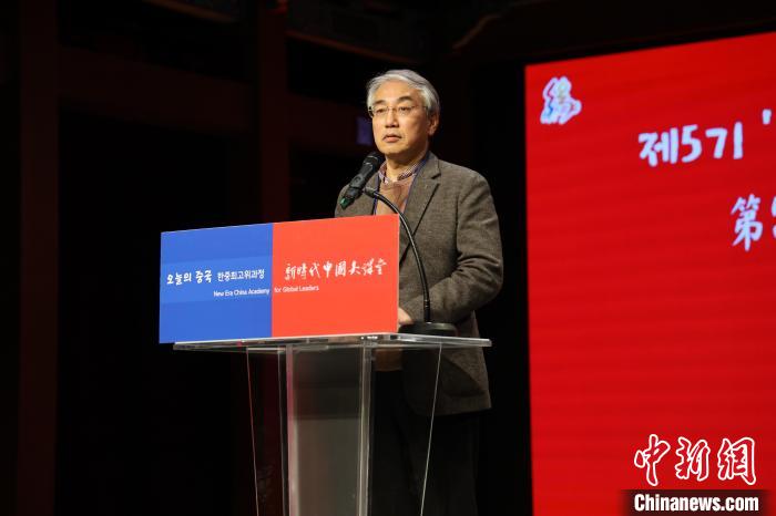 韓國(guó)前國(guó)務(wù)調(diào)整室長(zhǎng)李錫駿致辭?！≈袊?guó)駐韓國(guó)大使館供圖