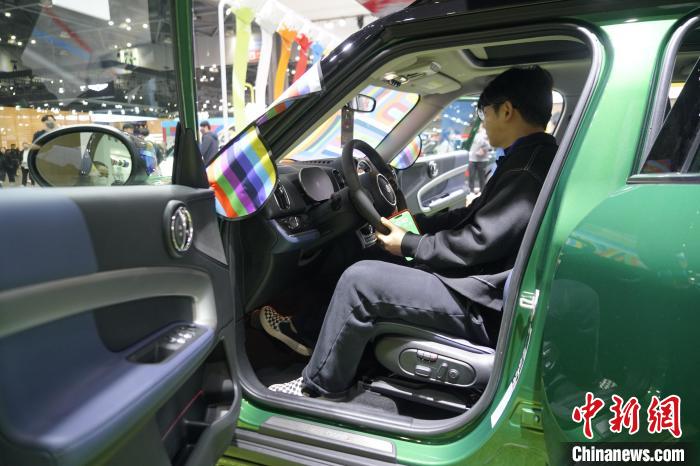 圖為觀眾在展會(huì)試駕車輛?！⑿?攝