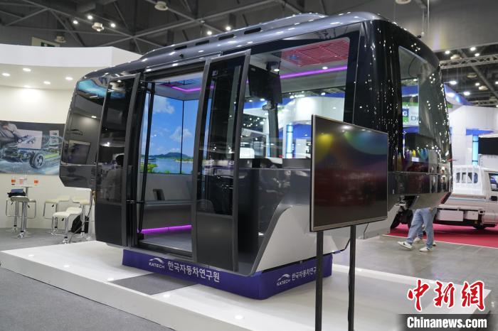 圖為展會(huì)上展示的無(wú)人駕駛移動(dòng)出行工具。　劉旭 攝