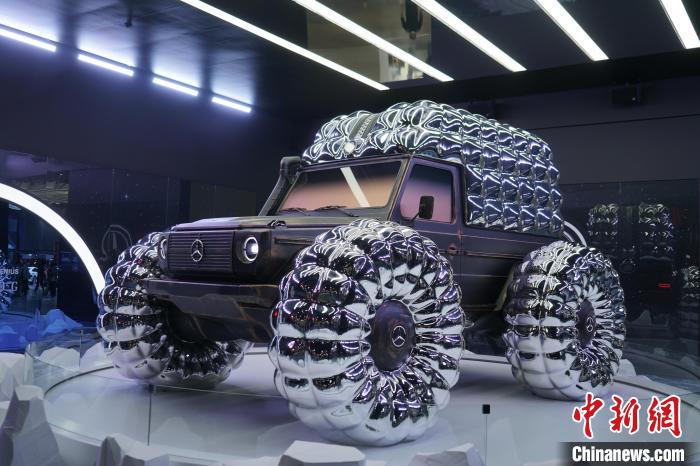 圖為梅賽德斯-奔馳和時(shí)尚品牌盟可睞(Moncler)共同設(shè)計(jì)的“Project MONDO G”?！⑿?攝