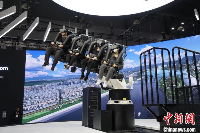 圖為觀眾在展會(huì)模擬體驗(yàn)未來(lái)城市空中移動(dòng)出行方式。　劉旭 攝