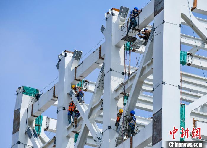 圖為海南商業(yè)航天發(fā)射場1號工位建設(shè)現(xiàn)場，工人正緊鑼密鼓施工?！●樤骑w 攝