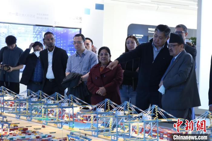 駐華使節(jié)和外交官參訪北部灣港智慧港口創(chuàng)新中心。　陳秋霞 攝