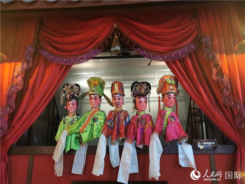 3D公仔戲臺(tái)。人民網(wǎng)記者 符園園攝