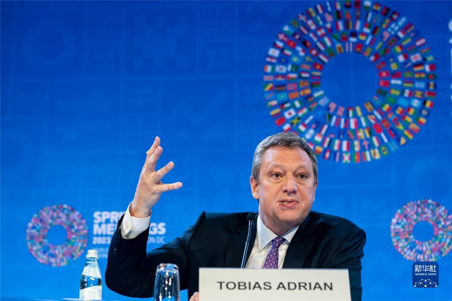 4月11日，在美國華盛頓，IMF貨幣與資本市場部主任托比亞斯·阿德里安出席記者會。新華社記者 劉杰 攝
