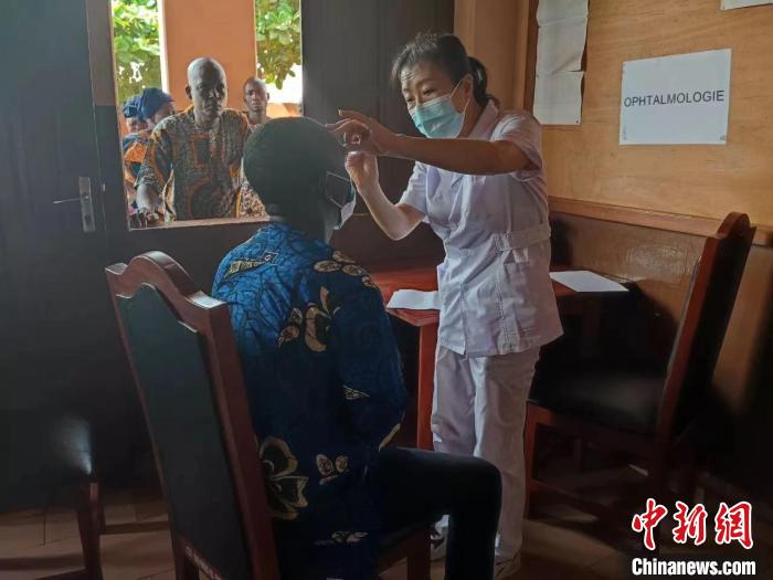 義診現(xiàn)場。　中國(寧夏)第26批援貝寧醫(yī)療隊 供圖