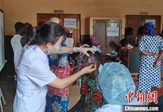 義診現(xiàn)場?！≈袊?寧夏)第26批援貝寧醫(yī)療隊 供圖