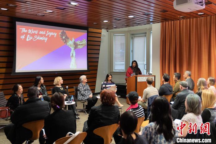 4月11日，紐約市立大學(xué)麥考利榮譽學(xué)院院長達拉·伯恩主持劉士銘雕塑作品《想飛的人》收藏揭幕儀式?！⑹裤懰囆g(shù)基金會 供圖