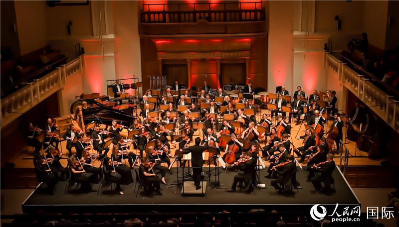 “東西之間”交響音樂會在倫敦舉辦。人民網(wǎng) 郭錦標攝