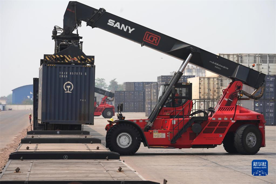 4月15日，老中鐵路有限公司的工人在老撾萬象南站裝載貨物。萬象南站是中老鐵路老撾段主要貨運站，靠近老撾與泰國邊境。因其獨特的地理位置和物流轉(zhuǎn)運配送區(qū)位優(yōu)勢，萬象南站成為中老泰等國貨物中轉(zhuǎn)的“旱碼頭”。新華社記者 邢廣利 攝